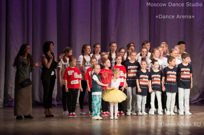 Алина Осипова с детьми на отчётном концерте студии DanceArena.RU
