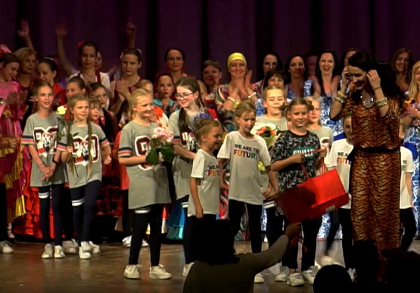 Зинаида Масловская с детьми на отчётном концерте